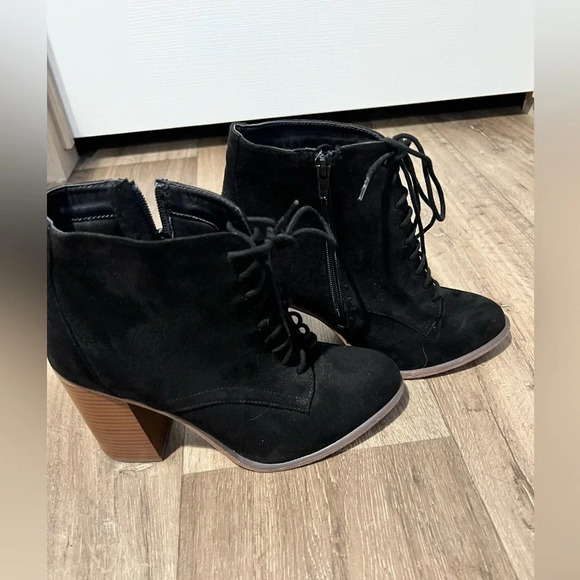 SODA black lace up velvet boots size 9. - Picture 1 of 7